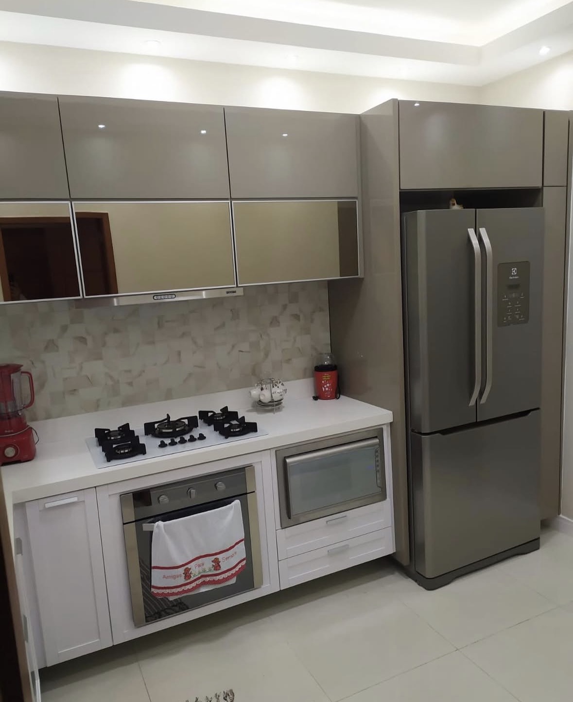 Cozinha planejada moderna com armários cinza e branco